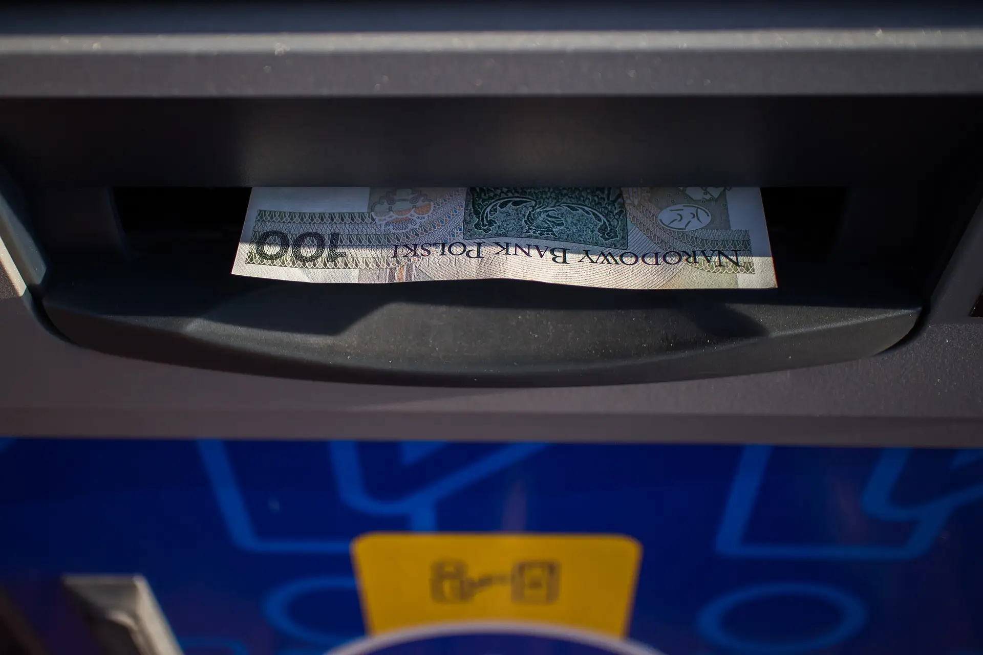 Perang papel na isinisingit sa slot ng cash machine