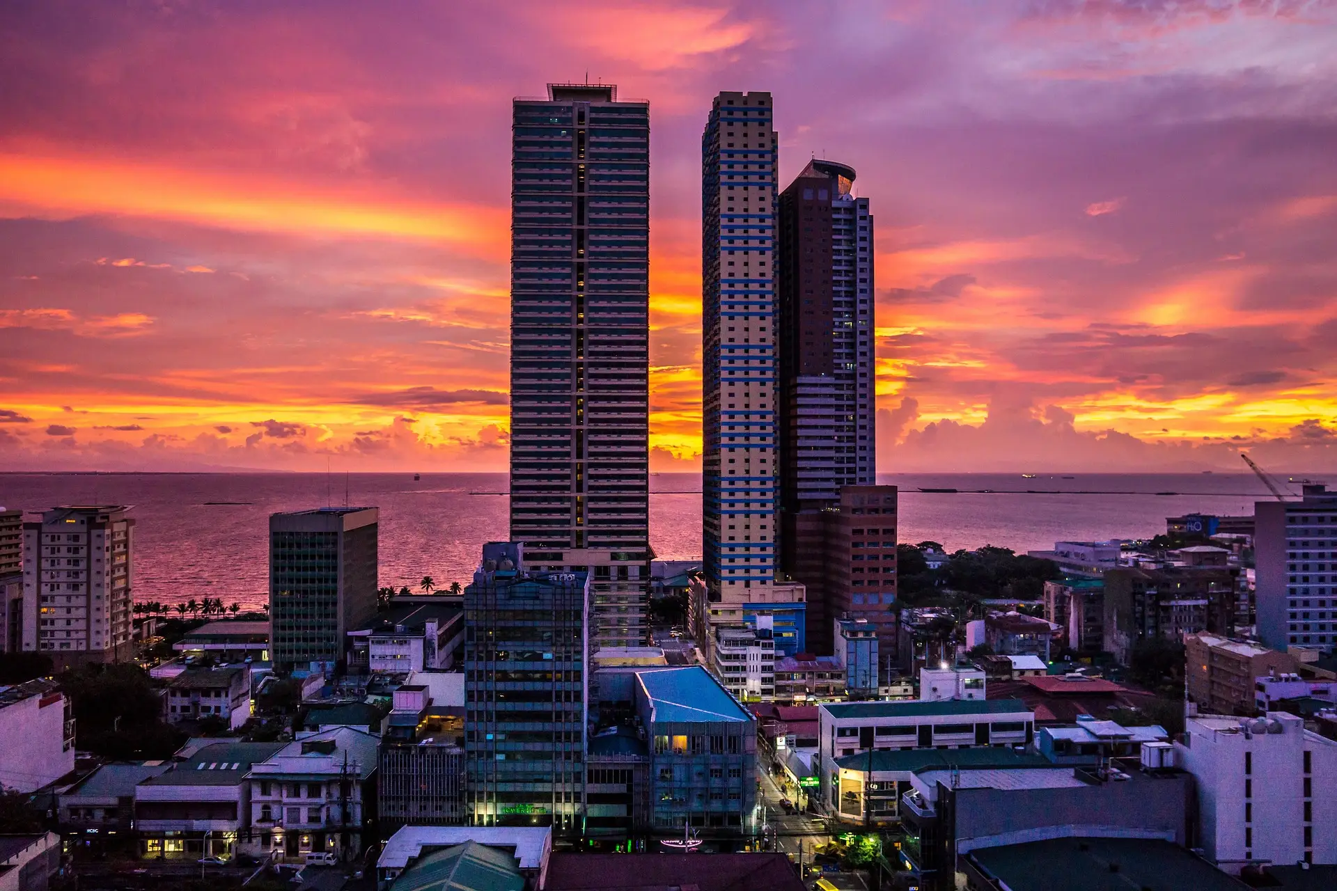 Manila Bay skyline sa paglubog ng araw
