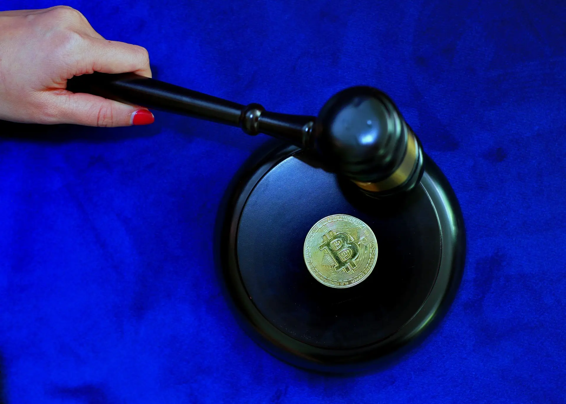 Martilyo ng hukom na nakapatong sa Bitcoin coin, simbolo ng crypto regulation
