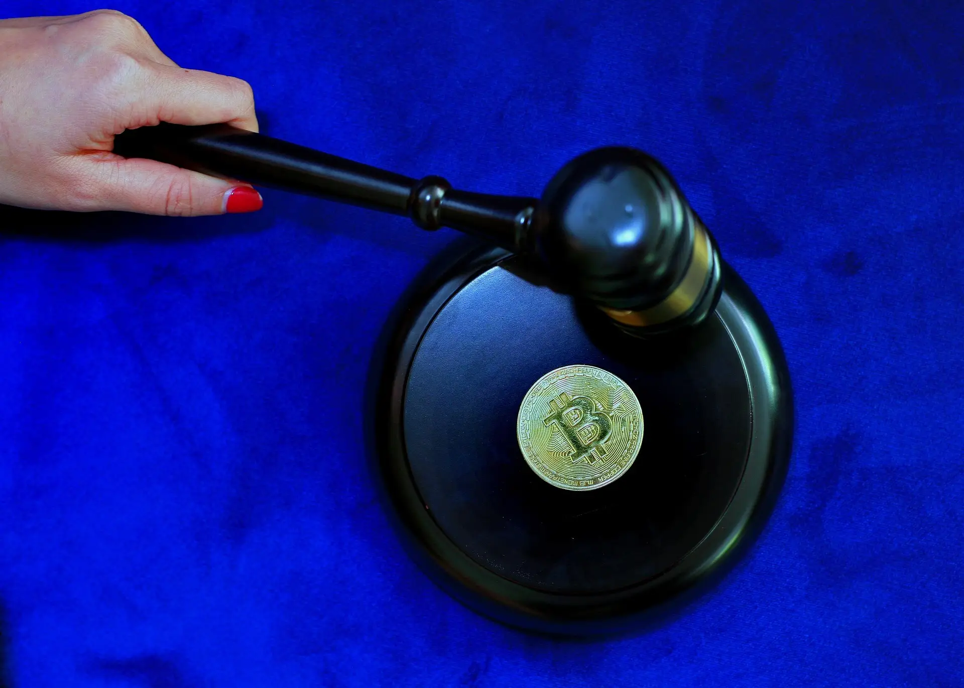 Gavel ng hukom na nakapatong sa Bitcoin coin